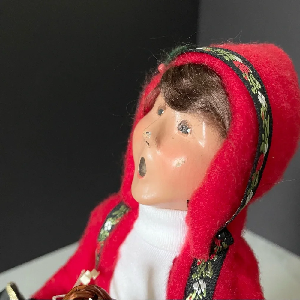 Traditional Shopper Woman with Basket - Caroler by Byers' Choice